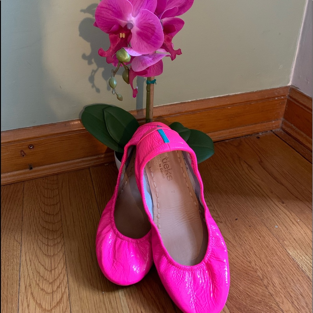 VGUC Patent Pop Pink Tieks